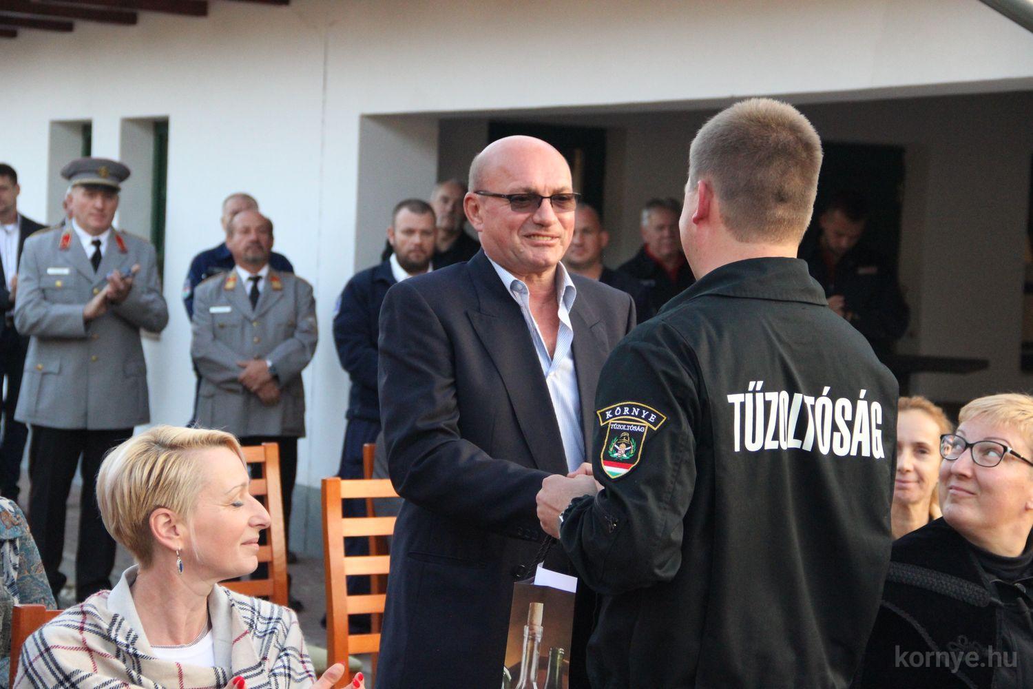 2022-10-13 Tűzoltóautóval és védőruházattal gyarapodott a környei egyesület