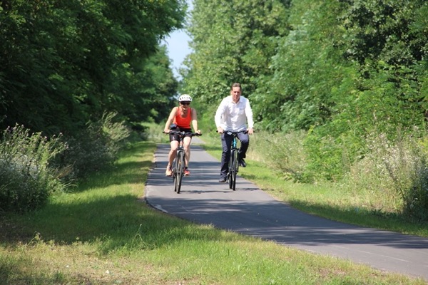 kerékpározók a kerékpárúton 